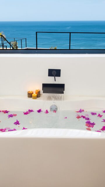 Bed, bath, and way beyond 🛁✨

Experience the ultimate in rest and relaxation in our Premium King Suite, featuring 1,000-count cotton sheets and an indulgent oceanview soaking tub. 

Welcome to Luxury in the Wild.

Book now:
🌐 www.orquideadelsur.com/book

#BoutiqueHotel
#LuxuryTraveler
#AdultsOnlyResort
#SanJuanDelSur
#LuxuryInTheWild